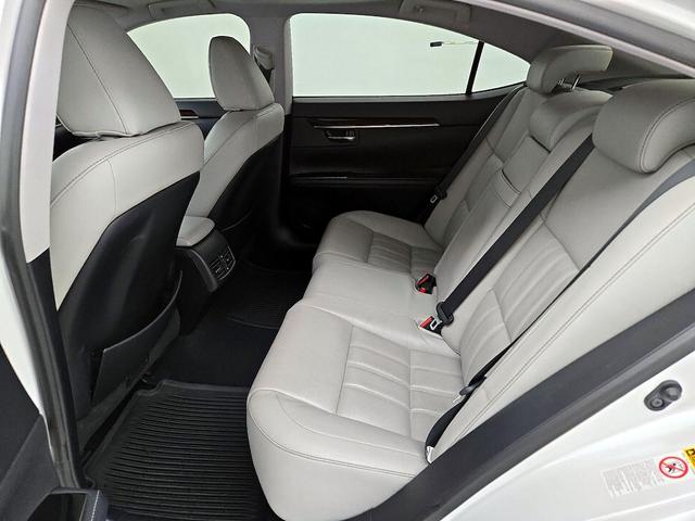Photo of 2017 White Lexus ES 350