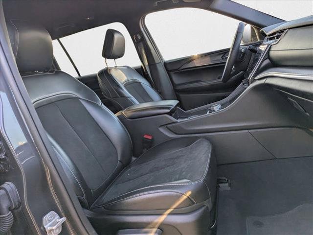 Photo of 2023 Metallic Jeep Grand Cherokee L