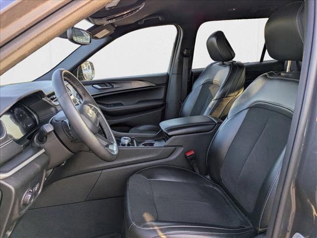Photo of 2023 Metallic Jeep Grand Cherokee L