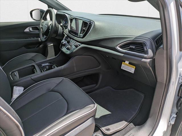 Photo of 2025 Bright White Clearcoat Chrysler Pacifica