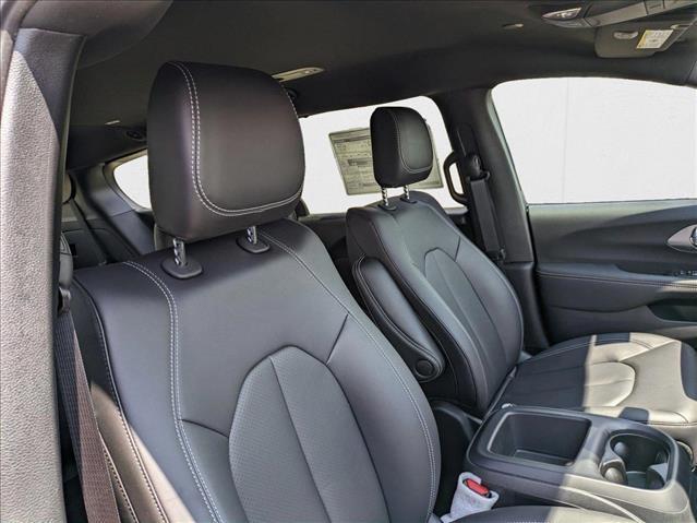 Photo of 2025 Diamond Black Chrysler Pacifica