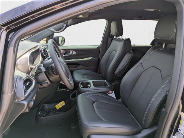Photo of 2025 Diamond Black Chrysler Pacifica