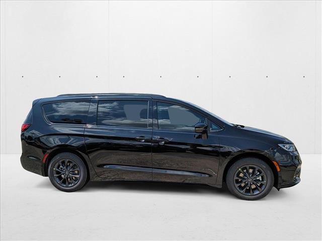 Photo of 2025 Diamond Black Chrysler Pacifica