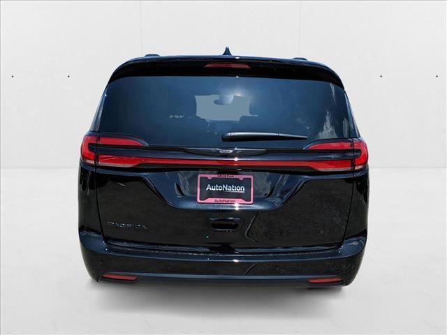 Photo of 2025 Diamond Black Chrysler Pacifica