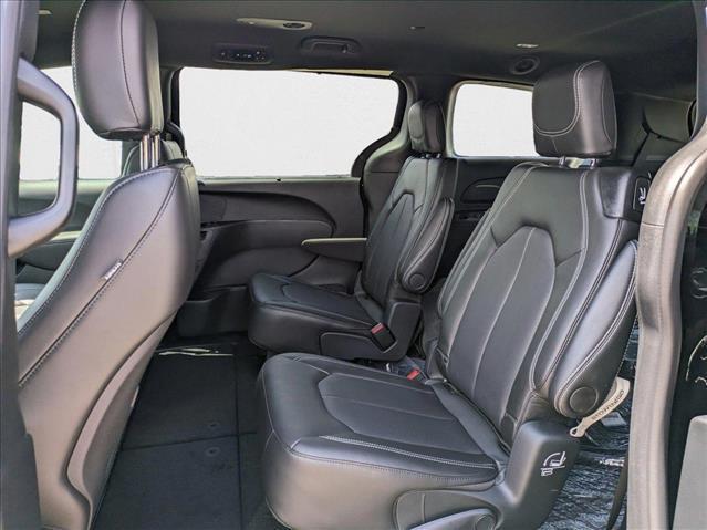 Photo of 2025 Diamond Black Chrysler Pacifica