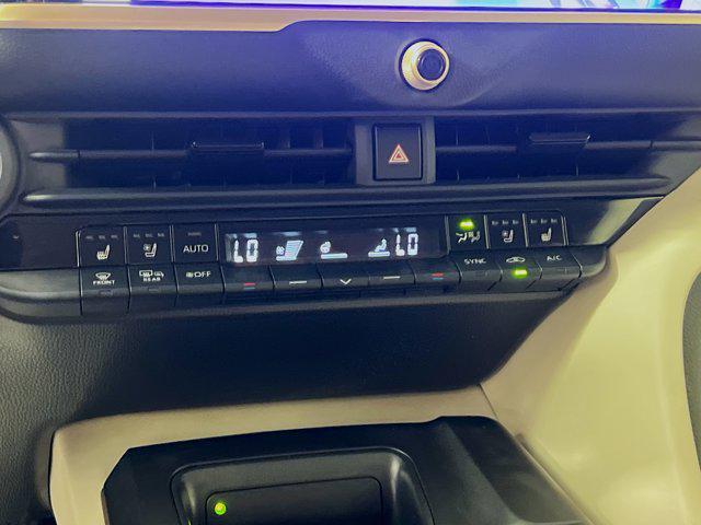 Photo of 2023 Oxygen White Toyota Crown