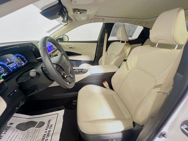 Photo of 2023 Oxygen White Toyota Crown