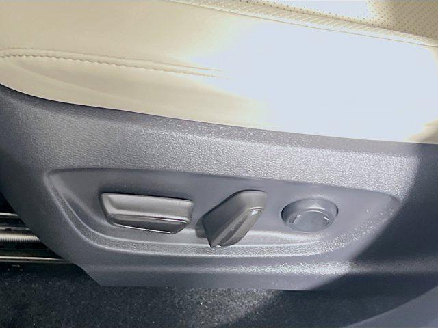 Photo of 2023 Oxygen White Toyota Crown