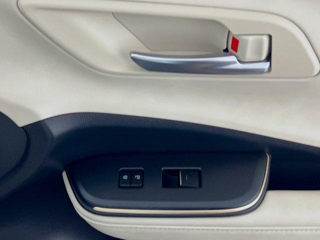 Photo of 2023 Oxygen White Toyota Crown
