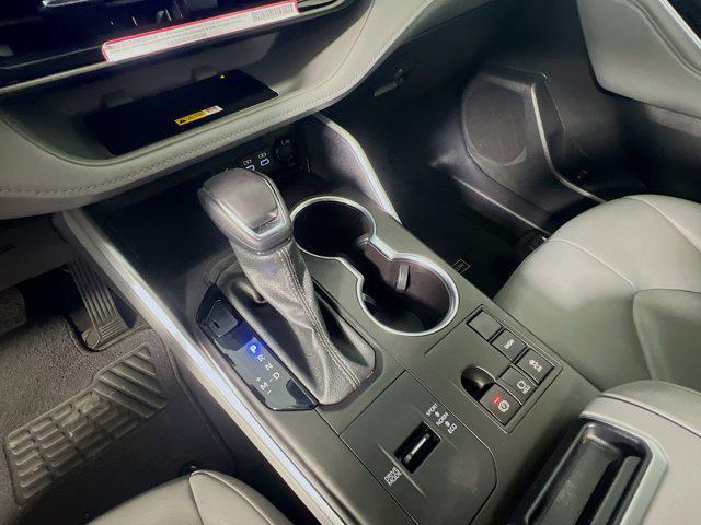 Photo of 2024 Wind Chill Pearl Toyota Highlander