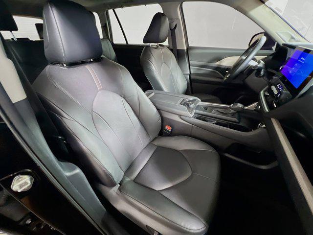 Photo of 2024 Midnight Black Metallic Toyota Grand Highlander