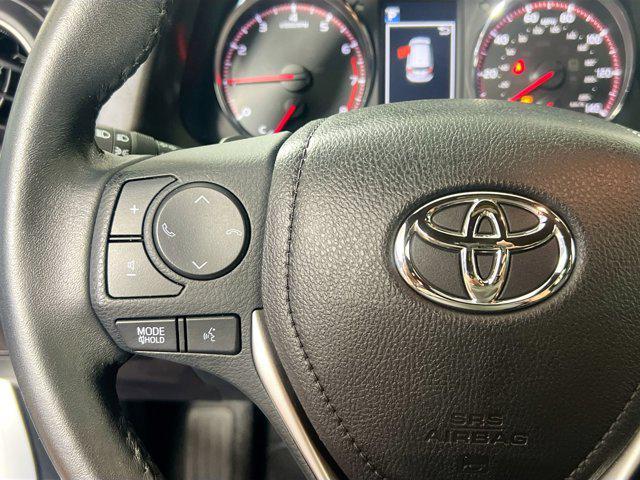 Photo of 2018 Super White Toyota RAV4