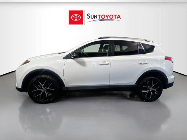 Photo of 2018 Super White Toyota RAV4
