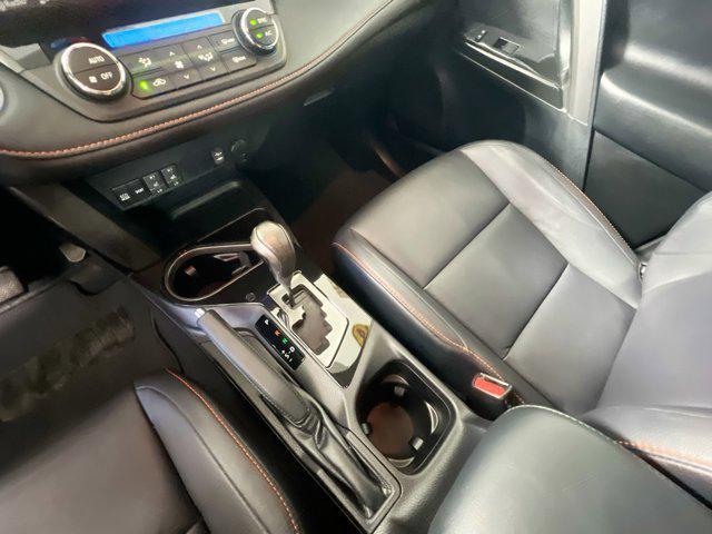 Photo of 2018 Super White Toyota RAV4