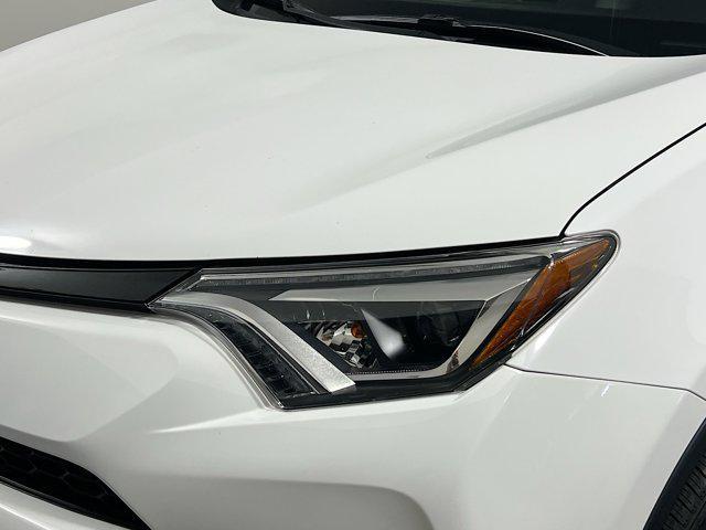Photo of 2018 Super White Toyota RAV4