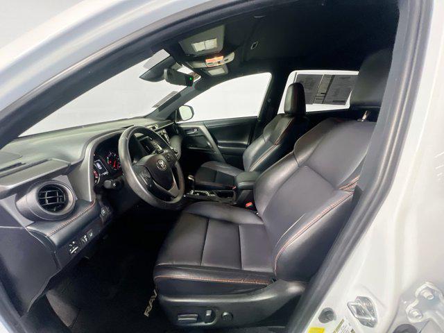 Photo of 2018 Super White Toyota RAV4