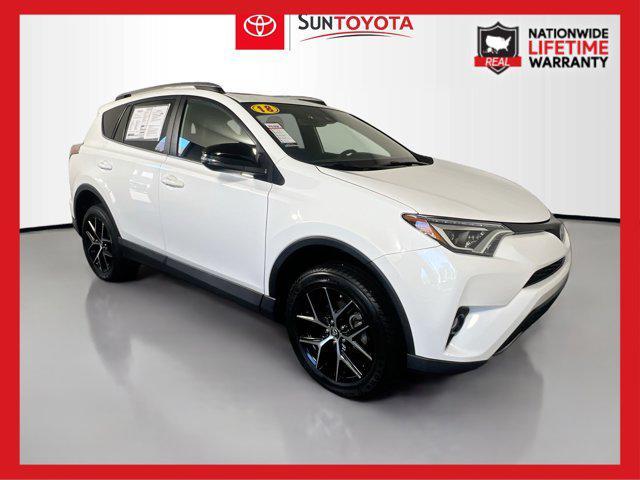 Photo of 2018 Super White Toyota RAV4