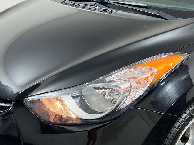 Photo of 2013 Shimmering White Hyundai ELANTRA