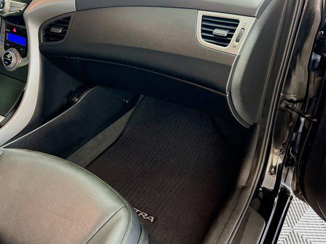 Photo of 2013 Shimmering White Hyundai ELANTRA