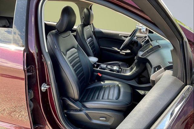 Photo of 2019 Burgundy Velvet Metallic Tinted Clearcoat Ford Edge