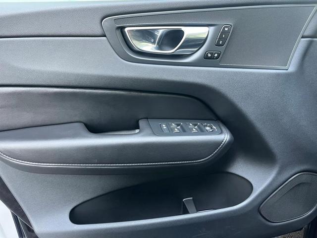 Photo of 2023 Onyx Black Metallic Volvo XC60