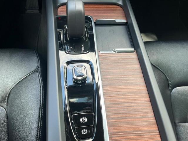 Photo of 2022 Bright Silver Metallic Volvo S60