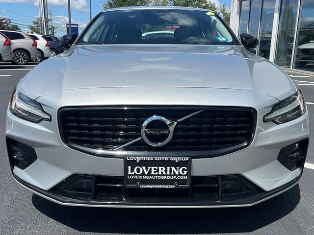 Photo of 2022 Bright Silver Metallic Volvo S60