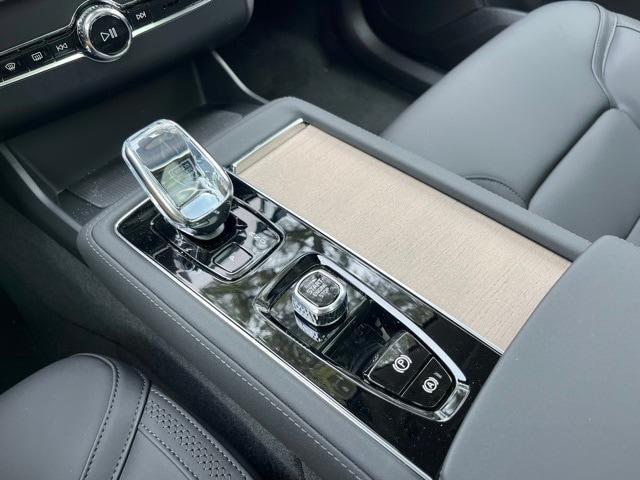 Photo of 2025 Onyx Black Volvo XC90 Plug-In Hybrid