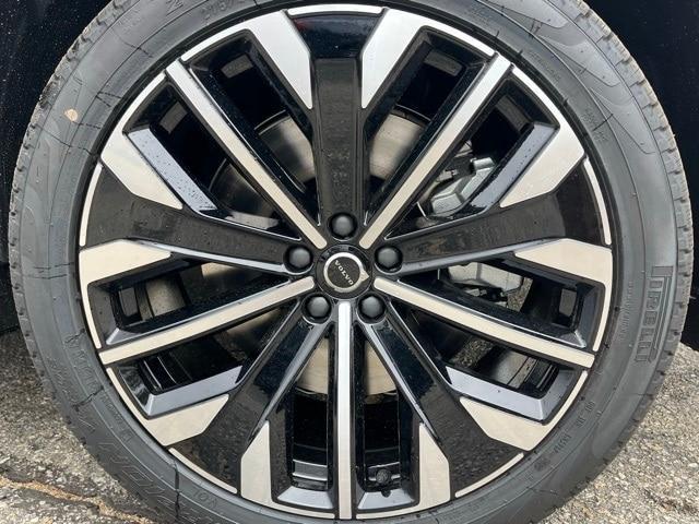 Photo of 2025 Onyx Black Volvo XC90 Plug-In Hybrid