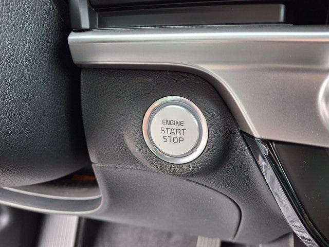 Photo of 2025 Glacial White Pearl Kia Telluride