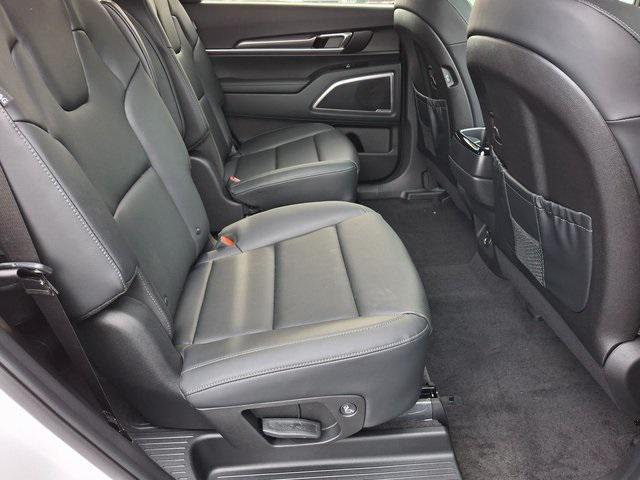 Photo of 2025 Glacial White Pearl Kia Telluride