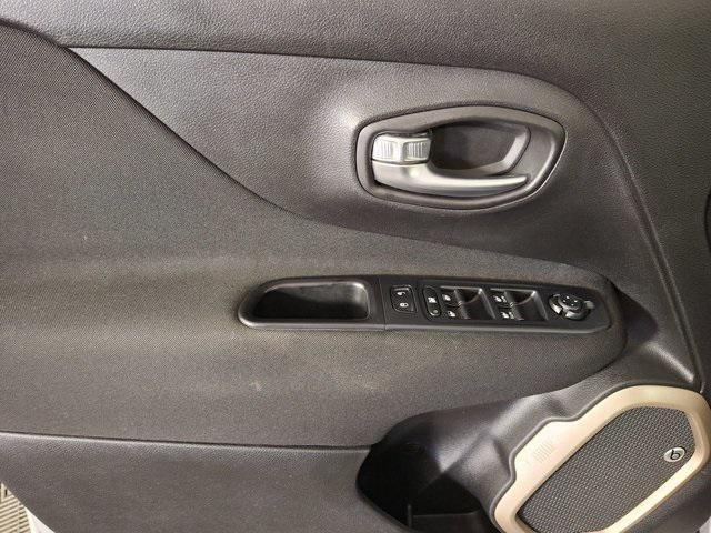 Photo of 2016 Glacier Metallic Jeep Renegade