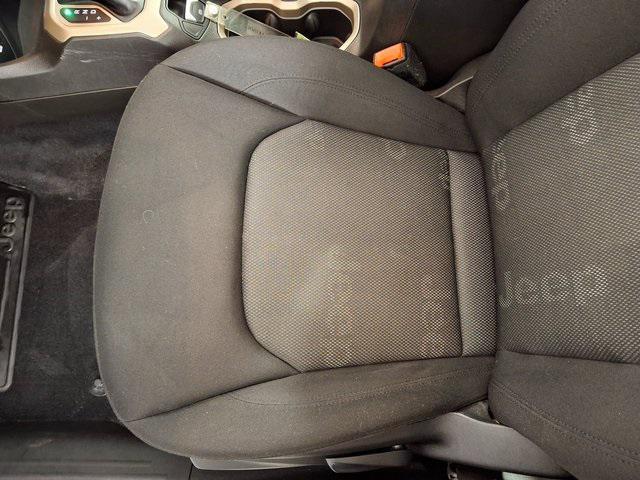 Photo of 2016 Glacier Metallic Jeep Renegade