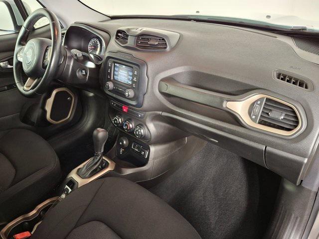 Photo of 2016 Glacier Metallic Jeep Renegade