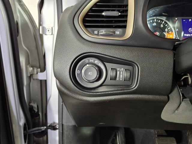 Photo of 2016 Glacier Metallic Jeep Renegade