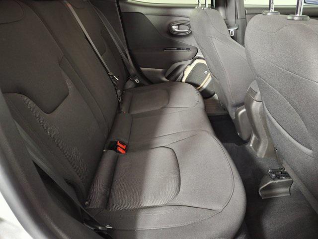 Photo of 2016 Glacier Metallic Jeep Renegade