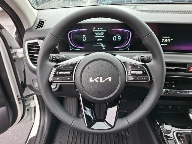 Photo of 2026 White Kia Seltos
