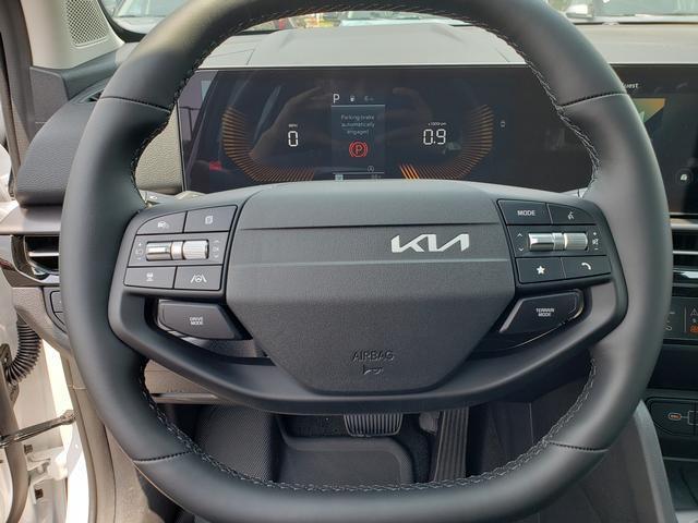 Photo of 2026 Glacial White Pearl Kia Sportage
