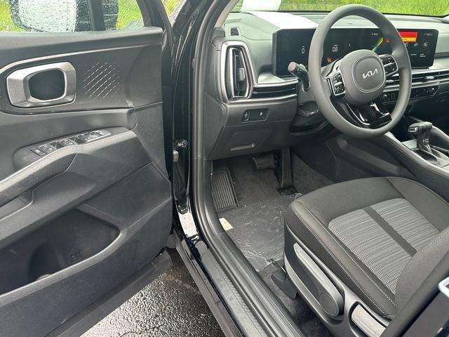 Photo of 2025 Ebony Black Kia Sorento