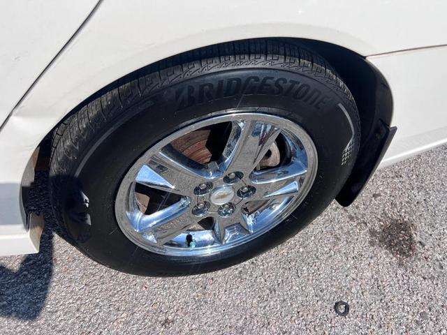 Photo of 2005 White Chevrolet Malibu