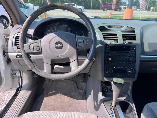 Photo of 2005 White Chevrolet Malibu