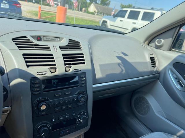Photo of 2005 White Chevrolet Malibu