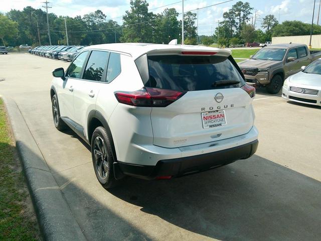 Photo of 2025 White Nissan Rogue