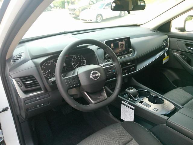 Photo of 2025 White Nissan Rogue