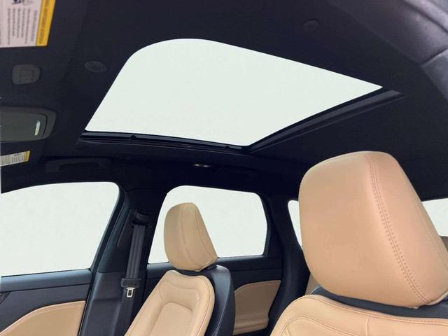 Photo of 2022 Pristine White Metallic Tri-Coat Lincoln Corsair