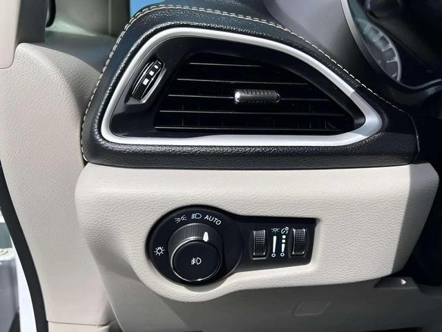 Photo of 2022 Bright White Chrysler Pacifica
