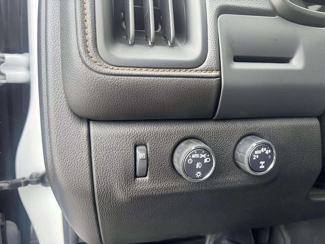 Photo of 2021 Summit White GMC Canyon