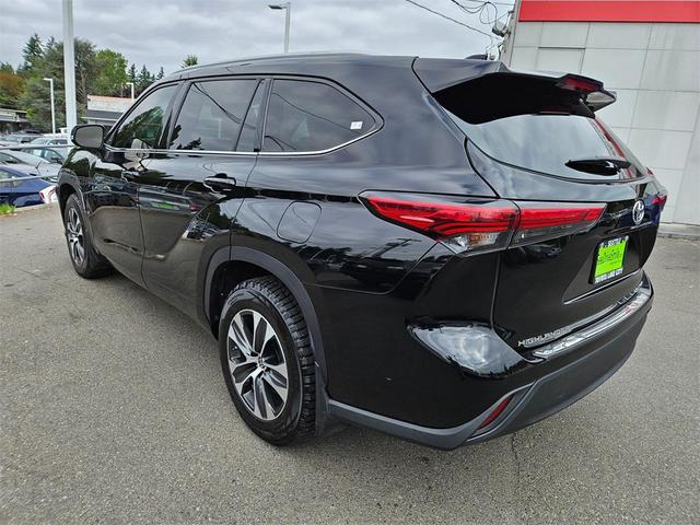Photo of 2022 Midnight Black Metallic Toyota Highlander