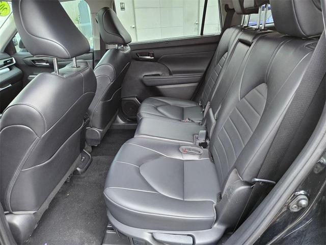 Photo of 2022 Midnight Black Metallic Toyota Highlander