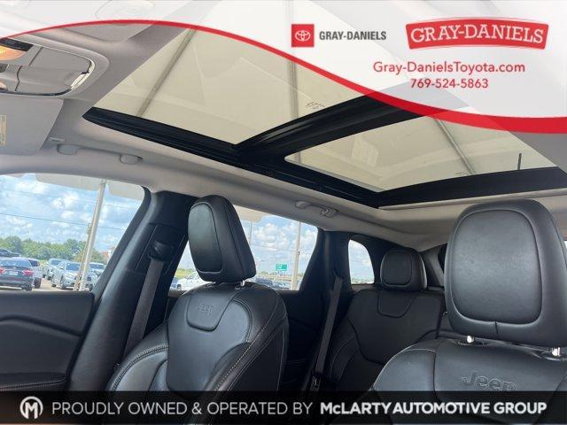 Photo of 2018 Bright White Clearcoat Jeep Cherokee